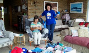 Vlytige vingers aan die brei